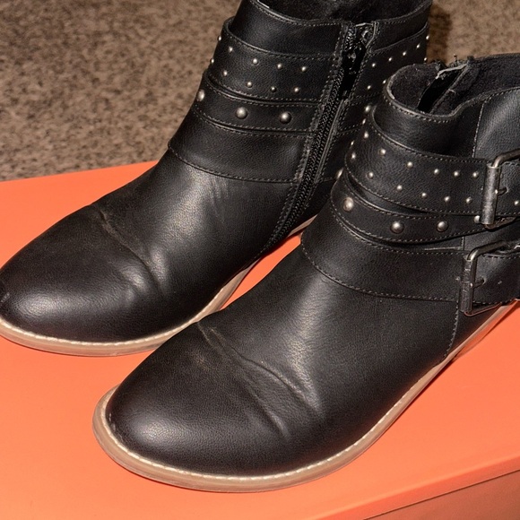 Rocket Dog Ankle Boot Black Women’s 8 Studs Zipper Belted Buckles Worn Twice - Picture 13 of 14